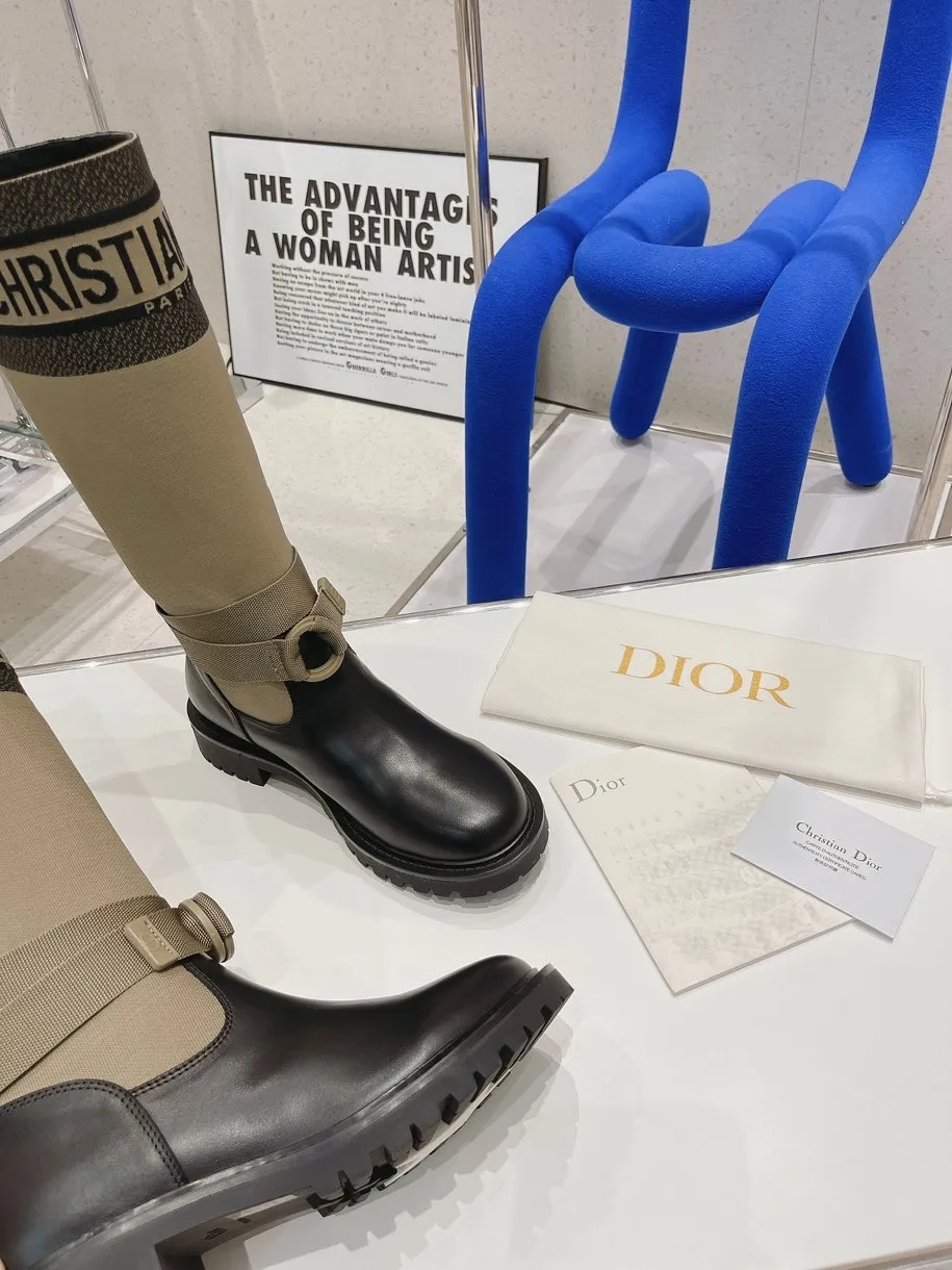 👟👟Ex-factory price 640👟👟 The highest version of Dior CD autumn and winter boots, retro work boots, one-on-one, easy to wear, good-looking and handsome Material: imported calfskin upper spliced with the latest imported technology electric embroidery fabric (not ordinary fly woven fabrics on the market) + water-dyed cowhide lining (not sheepskin lining on the market) + original molded T👟👟factory price U outsole + original molded letter buckle + latest original box packaging at the counter Heel height: 3CM Code number: 35-40